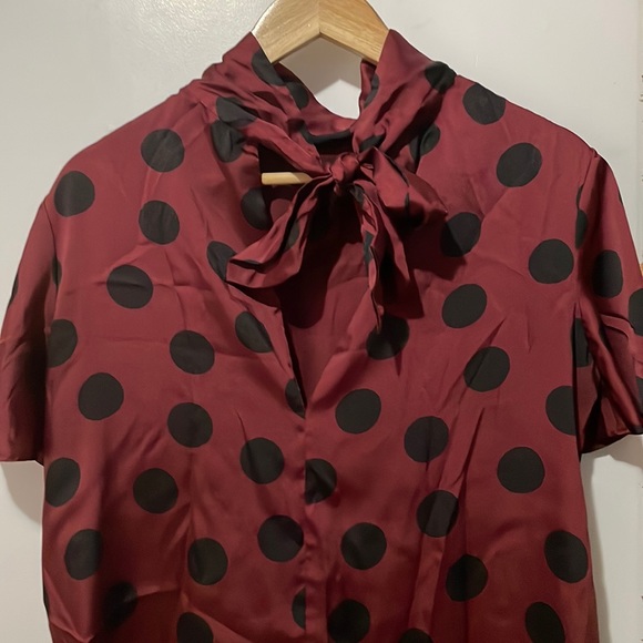 Blouse with super silky material and dots - Picture 2 of 2